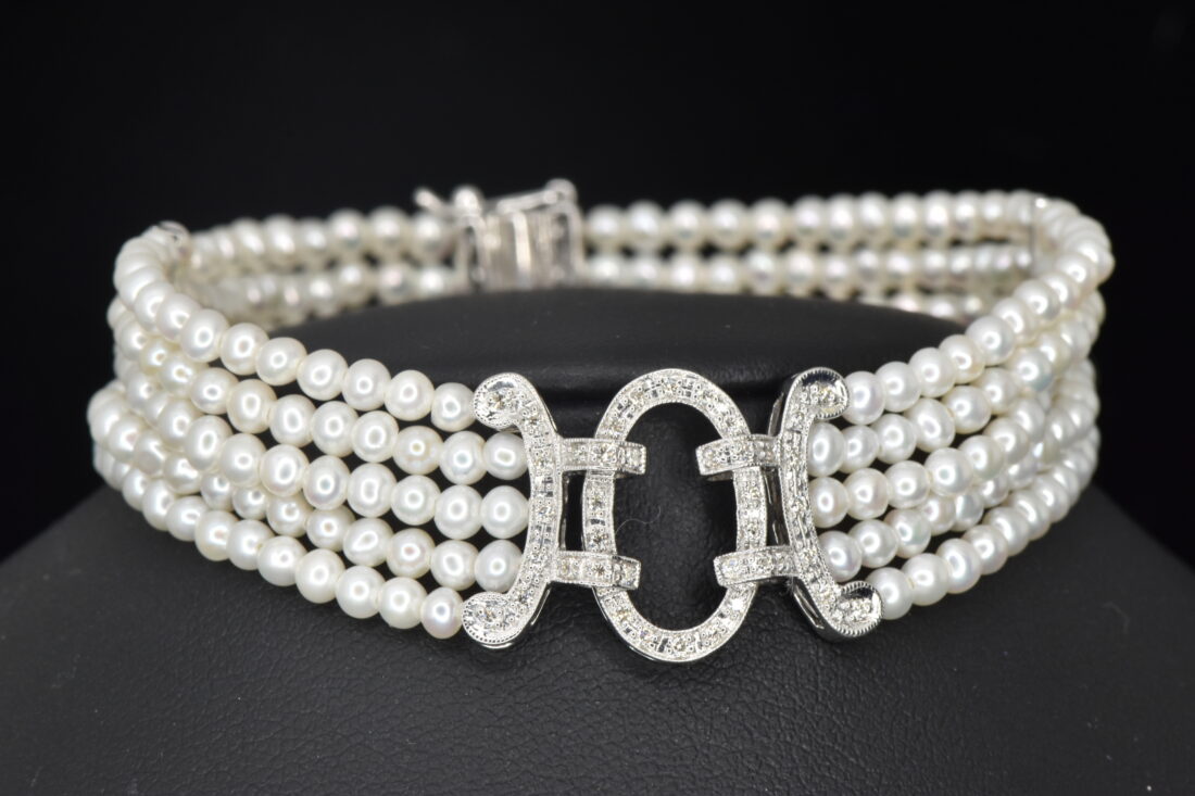 A TRIPLE STRAND CULTURED PEARL BRACELET WITH PASTE CLASP. Jewellery &  Gemstones - Necklace - Auctionet